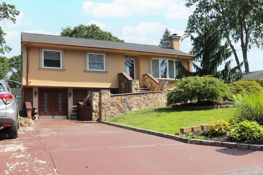 11 Wanda Place Selden NY 11784