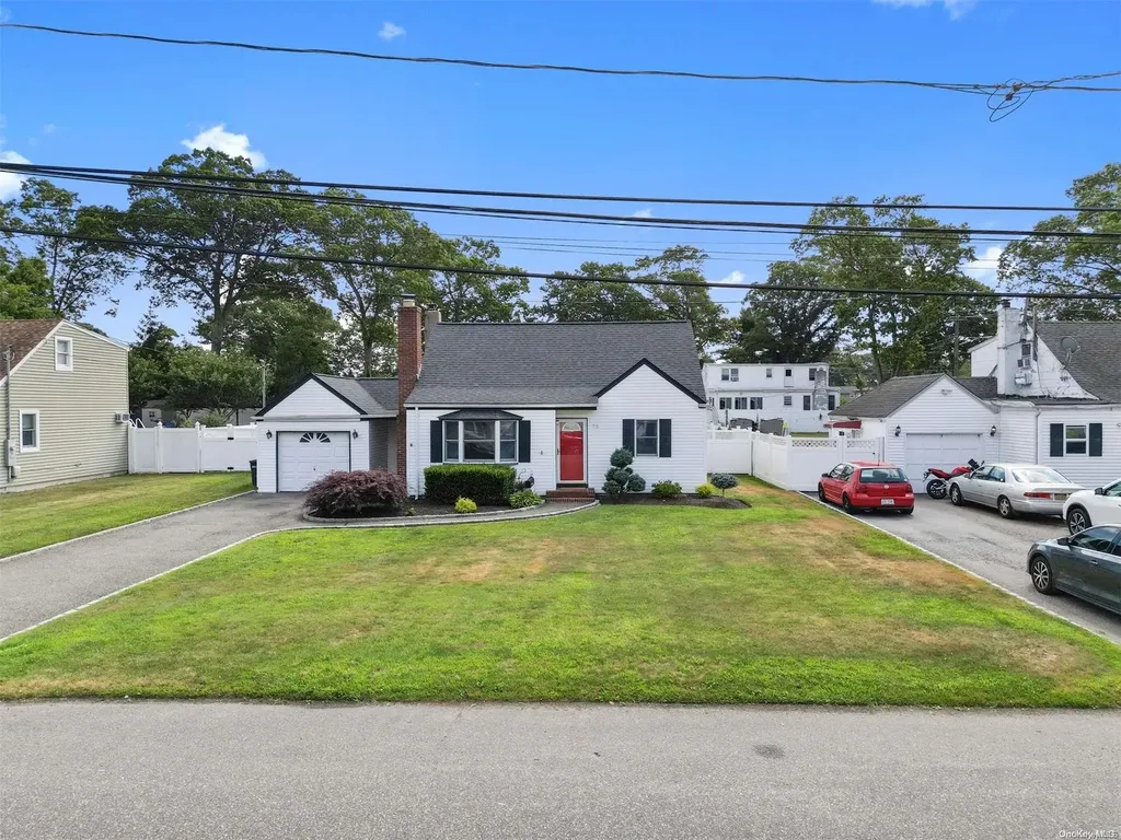 75 Gladstone Avenue West Islip NY 11795
