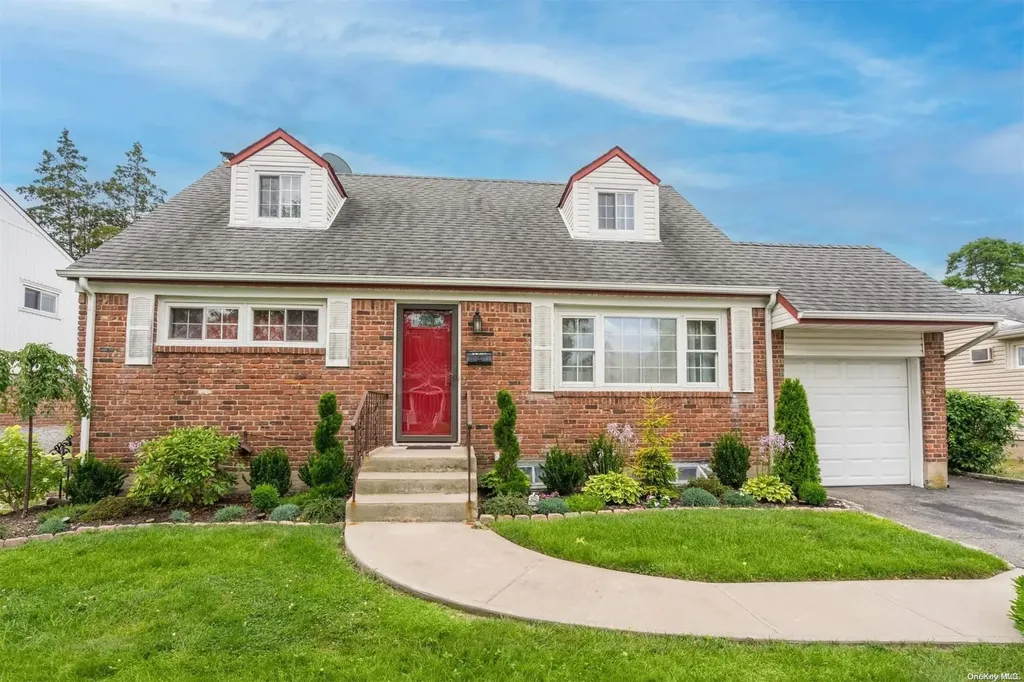 189 Floral Avenue Plainview NY 11803