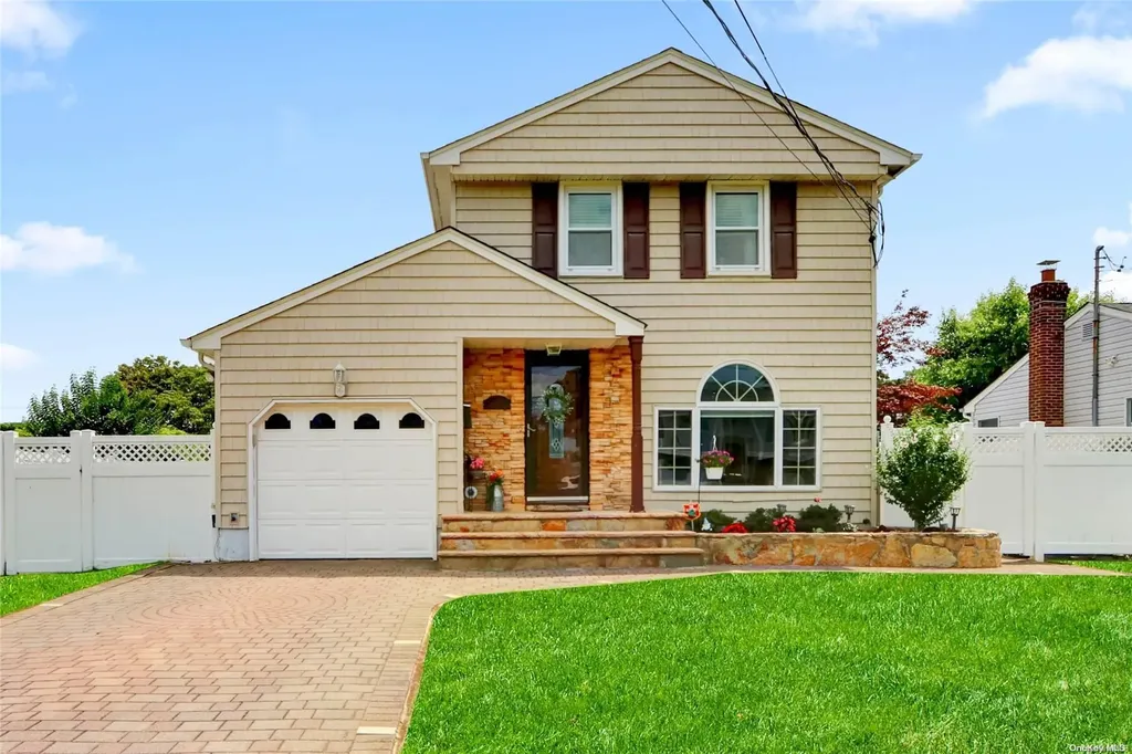 72 Amsterdam Avenue West Babylon NY 11704
