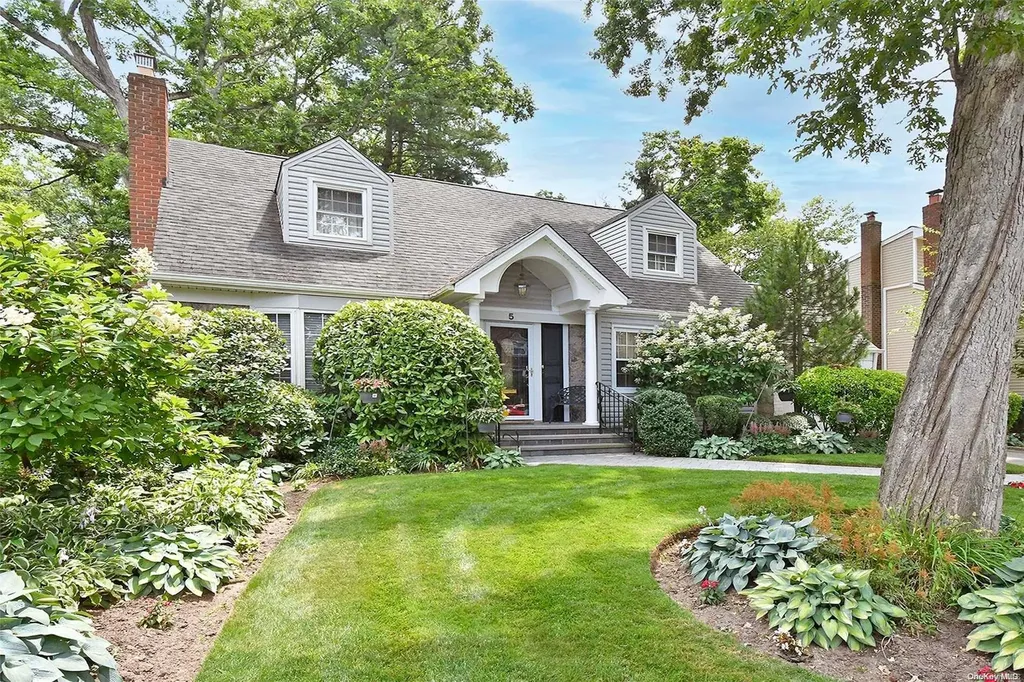 5 Prescott Place Old Bethpage NY 11804