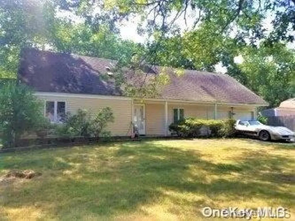 20 Hackberry Lane Holbrook NY 11741