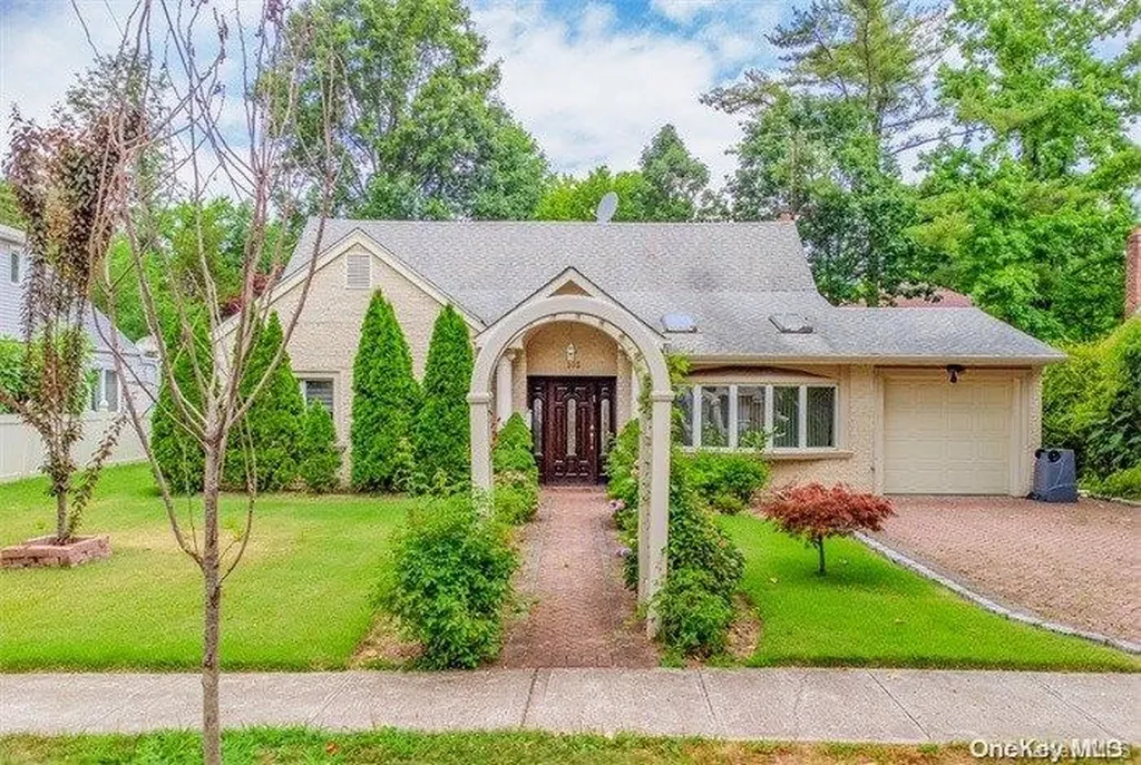 105 Croyden Avenue Great Neck NY 11023