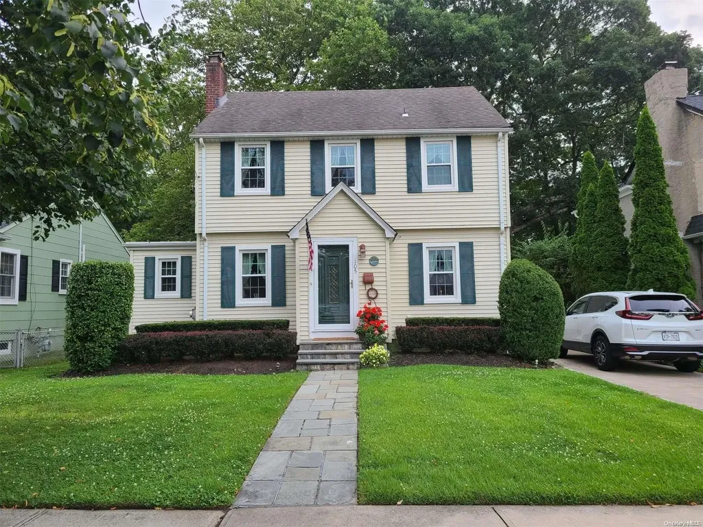 105 Cadman Avenue Babylon NY 11702