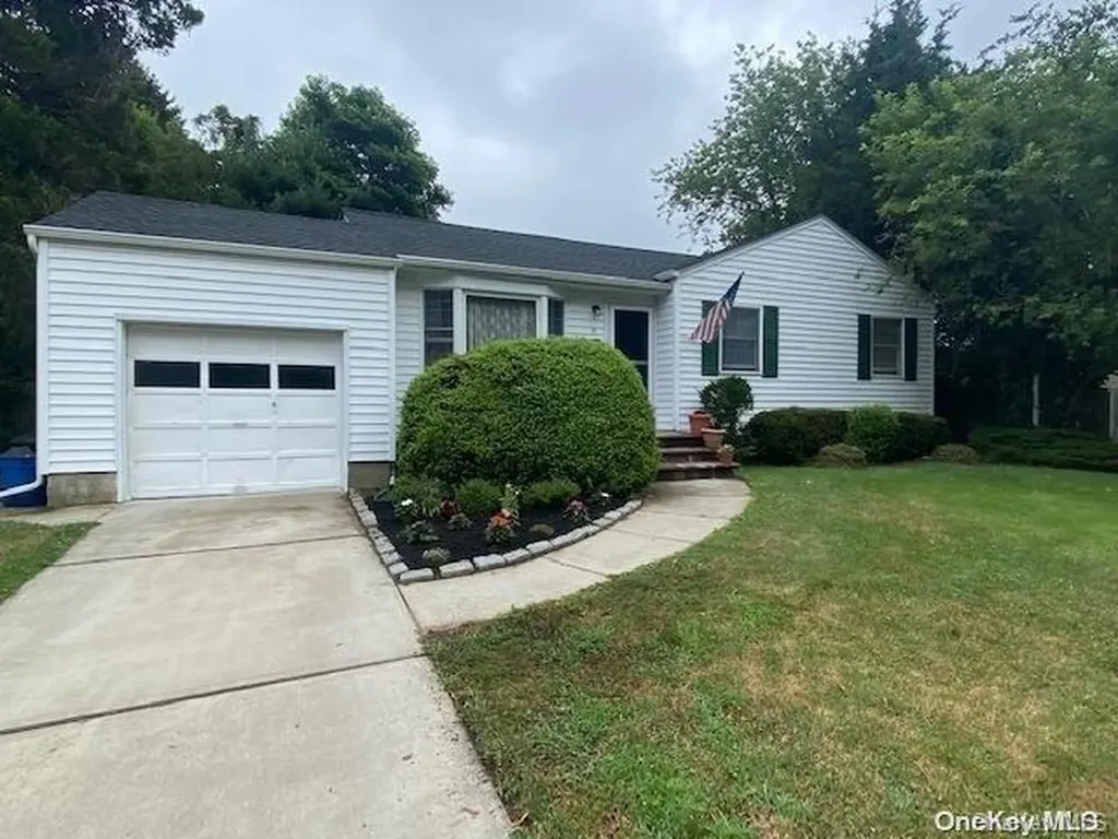 31 Oakrest Lane Babylon NY 11702