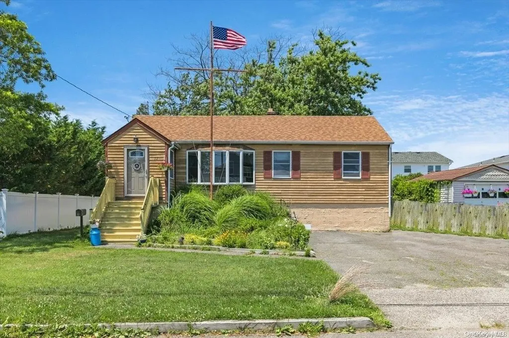 32 Garfield Place Lindenhurst NY 11757