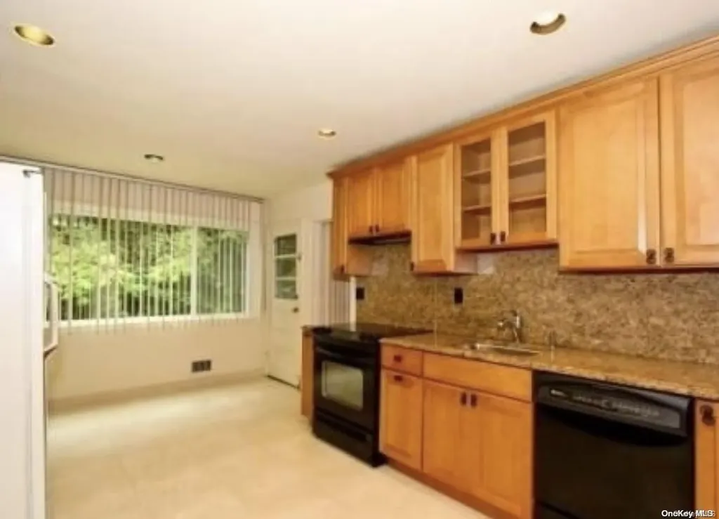 70 Spruce Drive Roslyn NY 11576