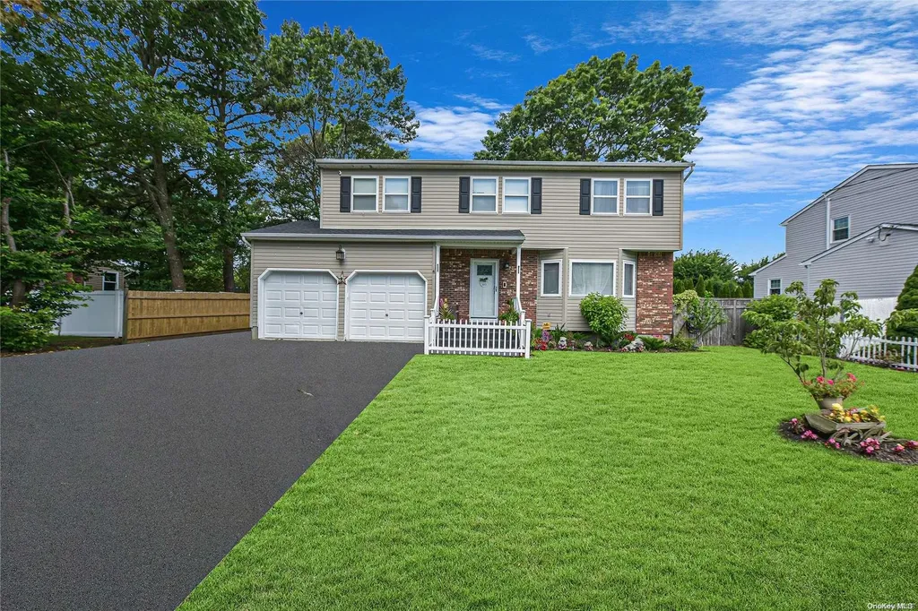 4 Amarr Drive Shirley NY 11967