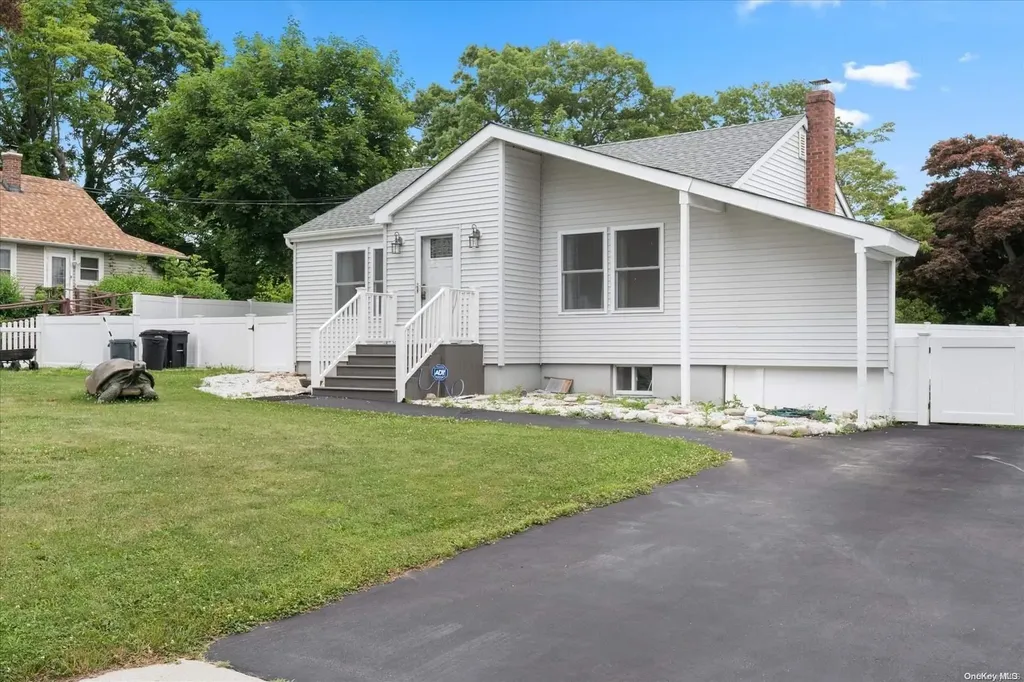81 Broadway Rocky Point NY 11778