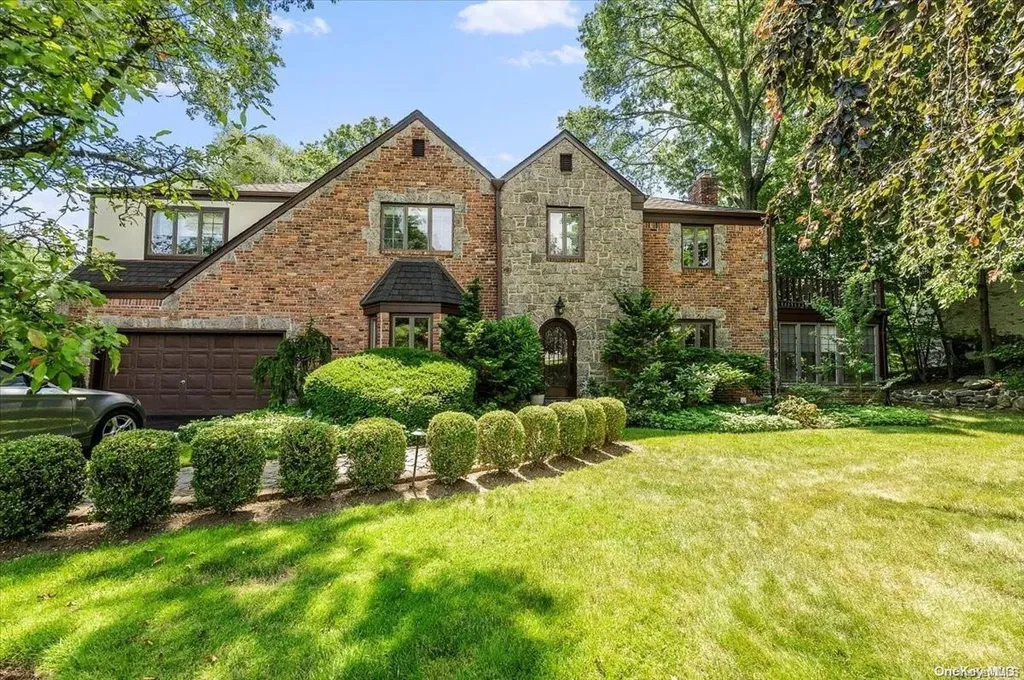21 Bayside Drive Great Neck NY 11023