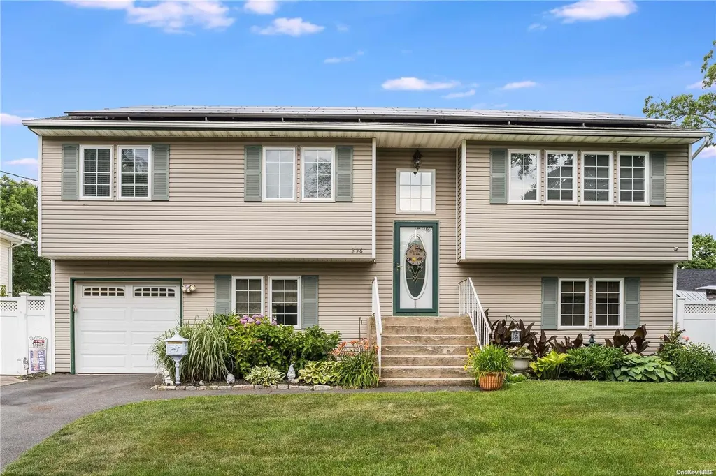 256 Walnut Street Lindenhurst NY 11757