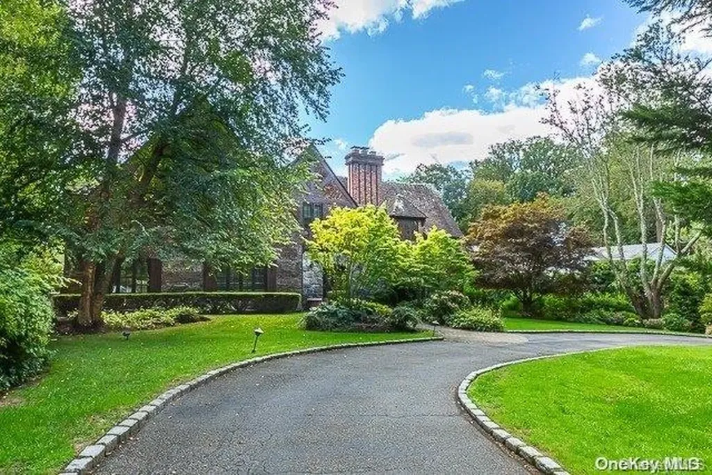 90 Merrivale Road Great Neck NY 11020