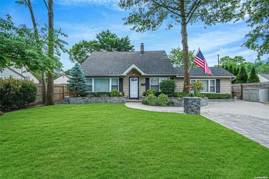 20 Snapdragon Lane Levittown NY 11756