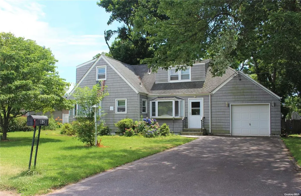 82 Winchester Drive Lindenhurst NY 11757