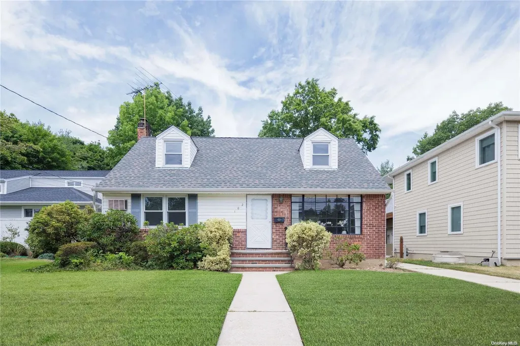 102 Nassau Drive Albertson NY 11507