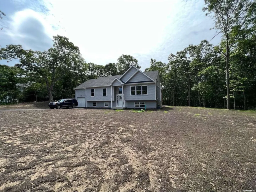 130 Maple Lane Medford NY 11763