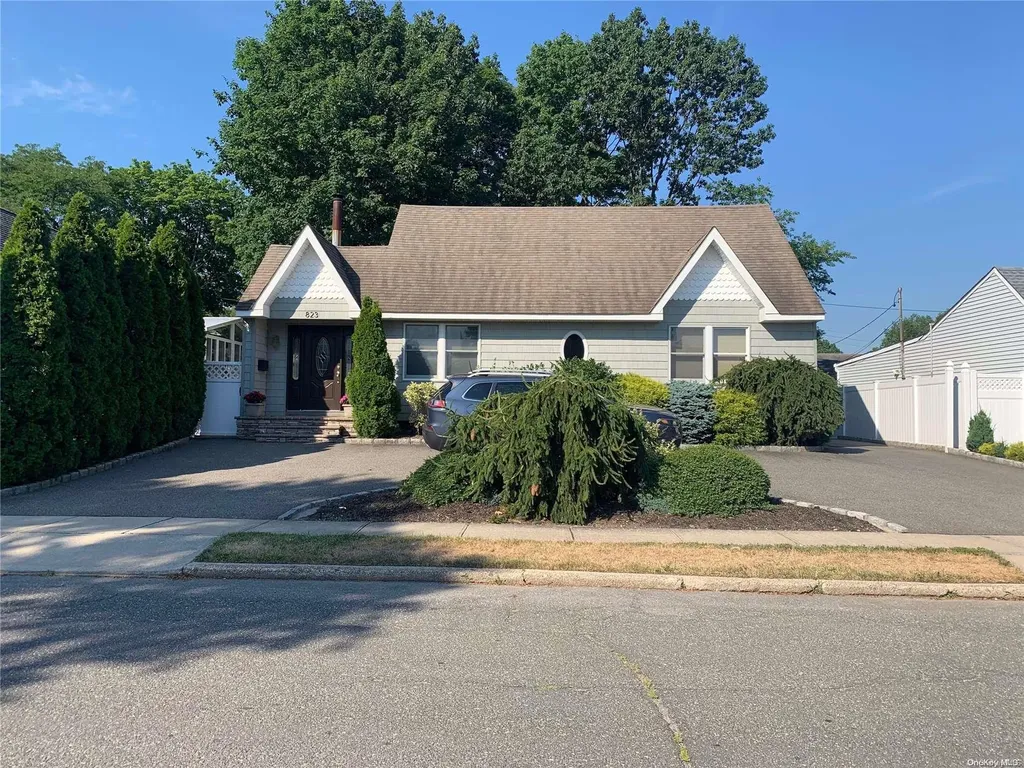 823 Plum Tree Road W Westbury NY 11590
