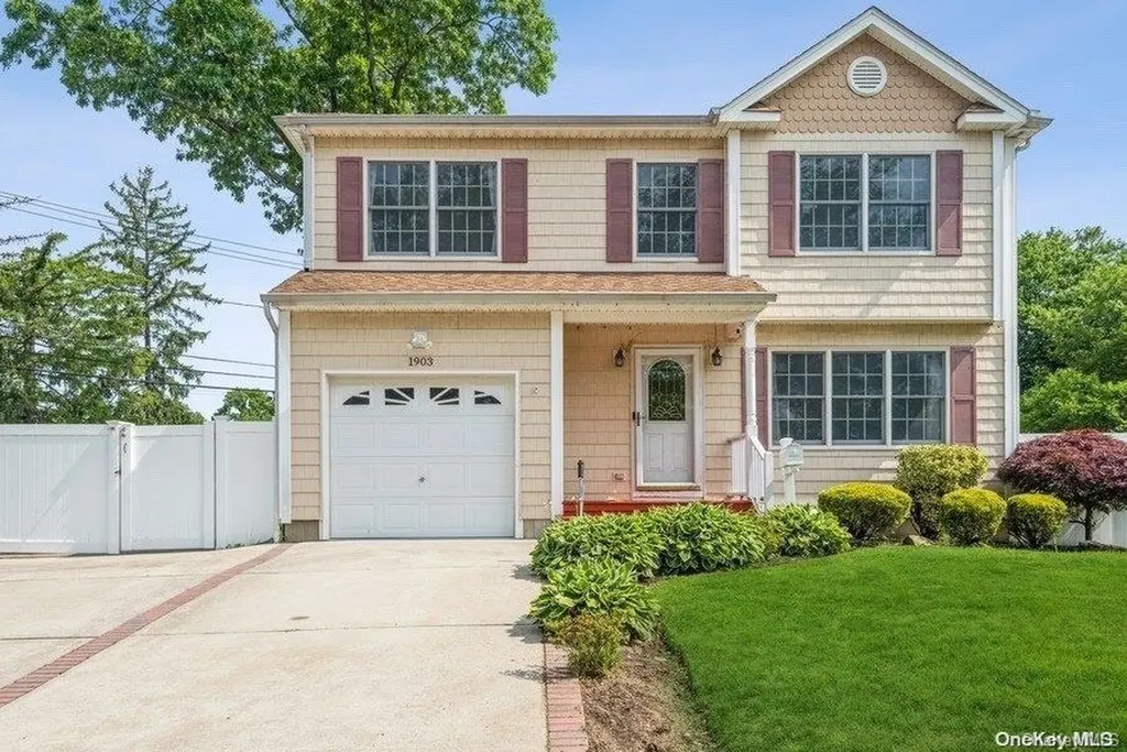 1903 Jackson Avenue West Islip NY 11795