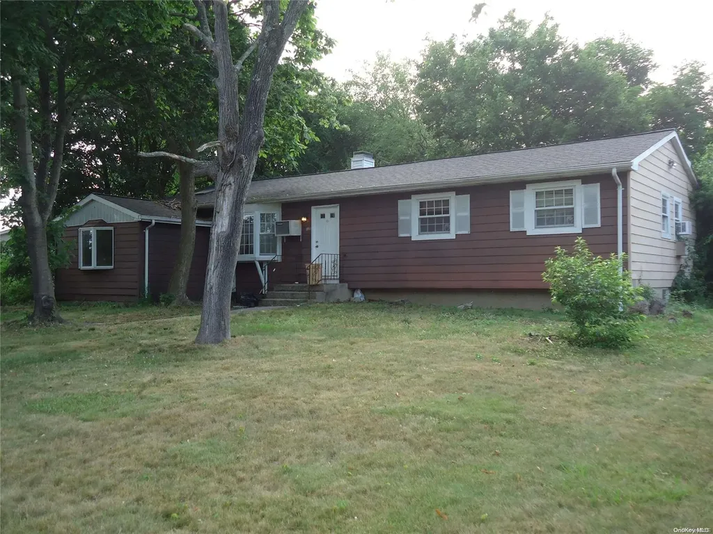 15 Aron Drive Bohemia NY 11716