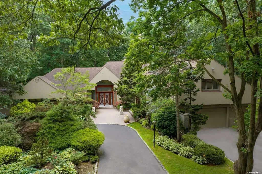 3 Quaker Lane Old Westbury NY 11568