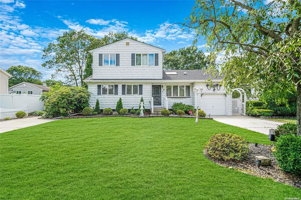 7 Satellite Drive Islip Terrace NY 11752