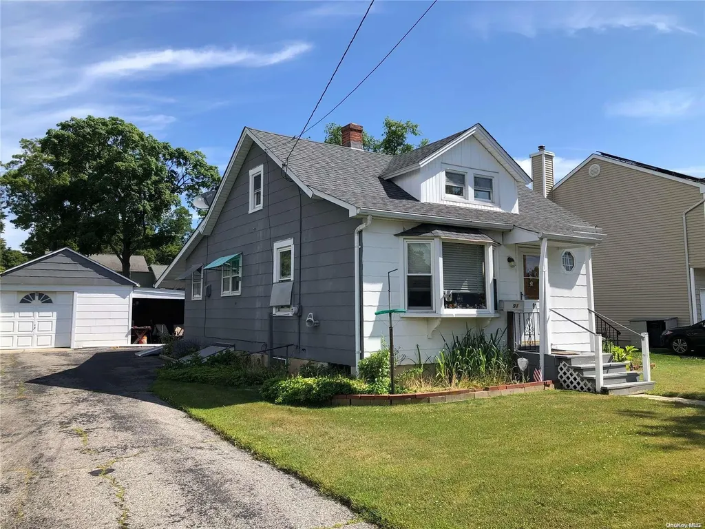 91 Pine Street Islip NY 11751