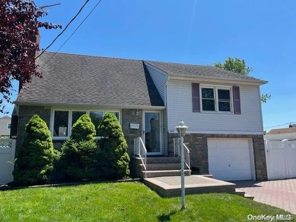 495 Ray Street Freeport NY 11520