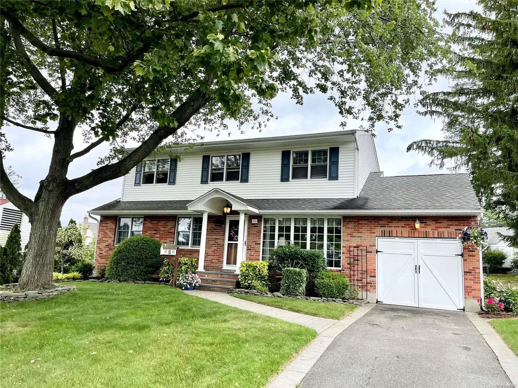 16 Lark Avenue Old Bethpage NY 11804