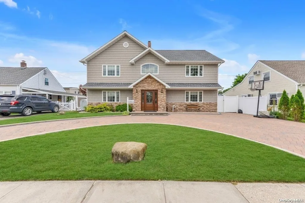 39 Valley Road Levittown NY 11756