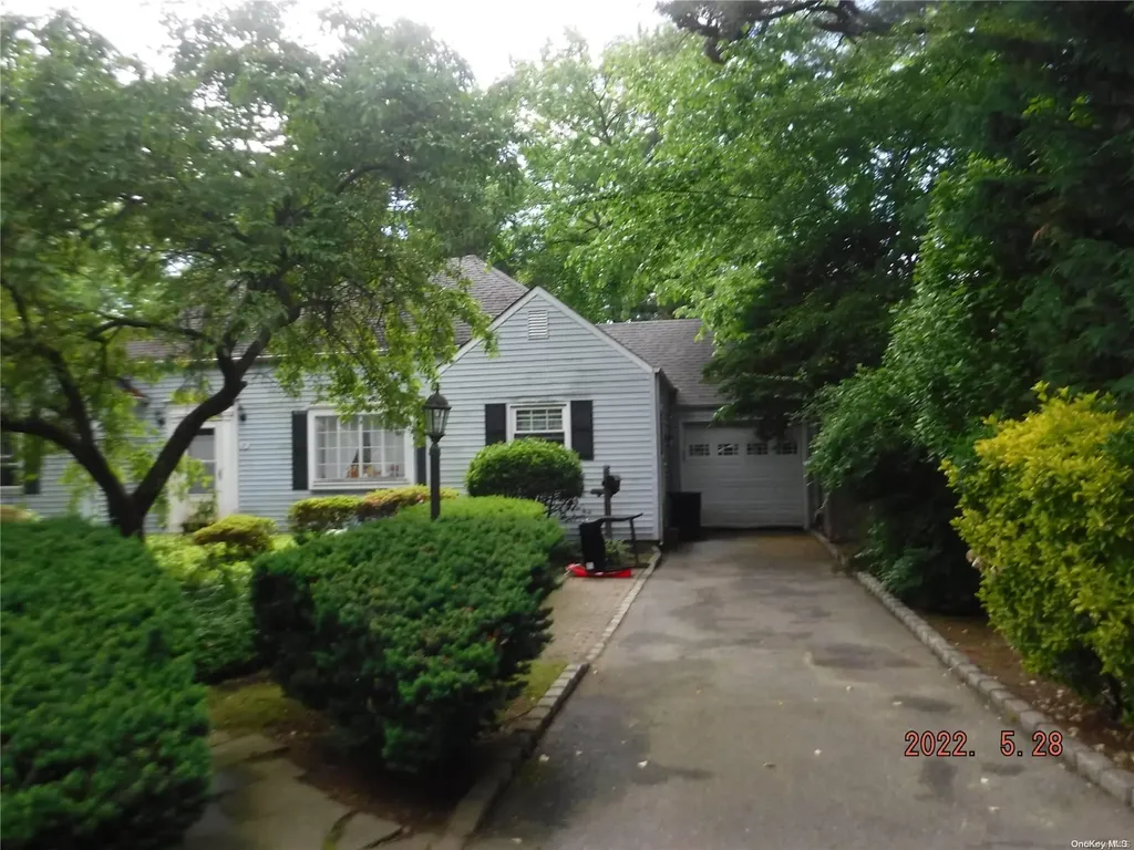 17 Oriole Way Westbury NY 11590