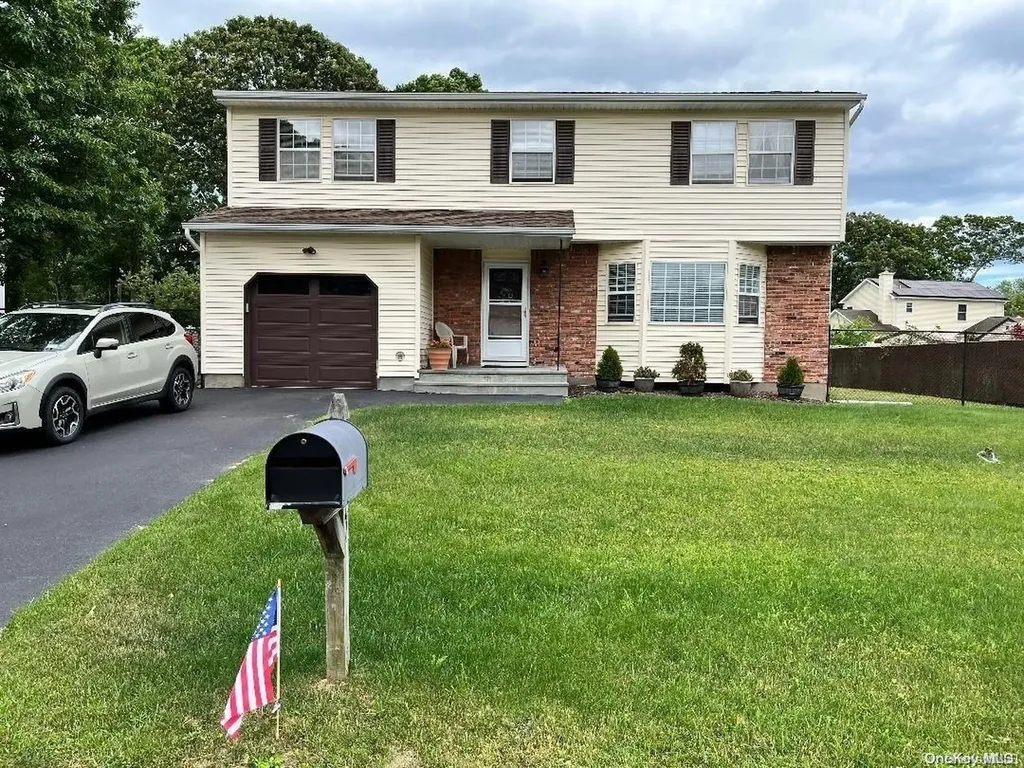 7 Amarr Drive Shirley NY 11967