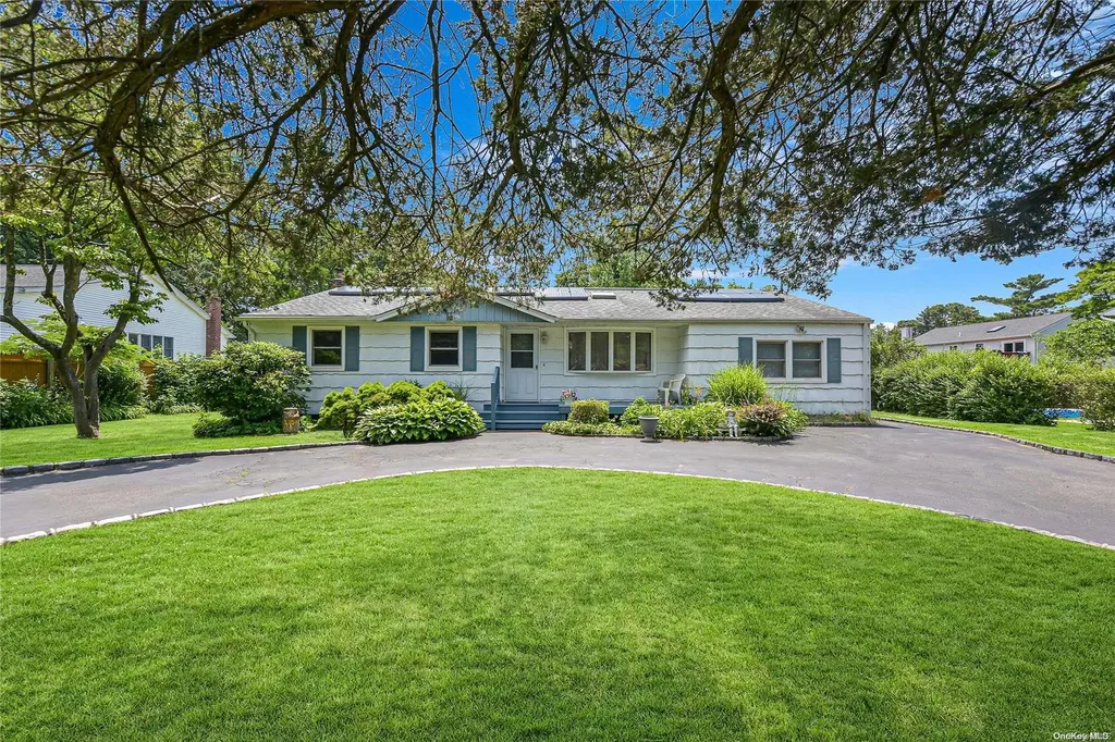 48 Ridgewood Avenue Central Islip NY 11722