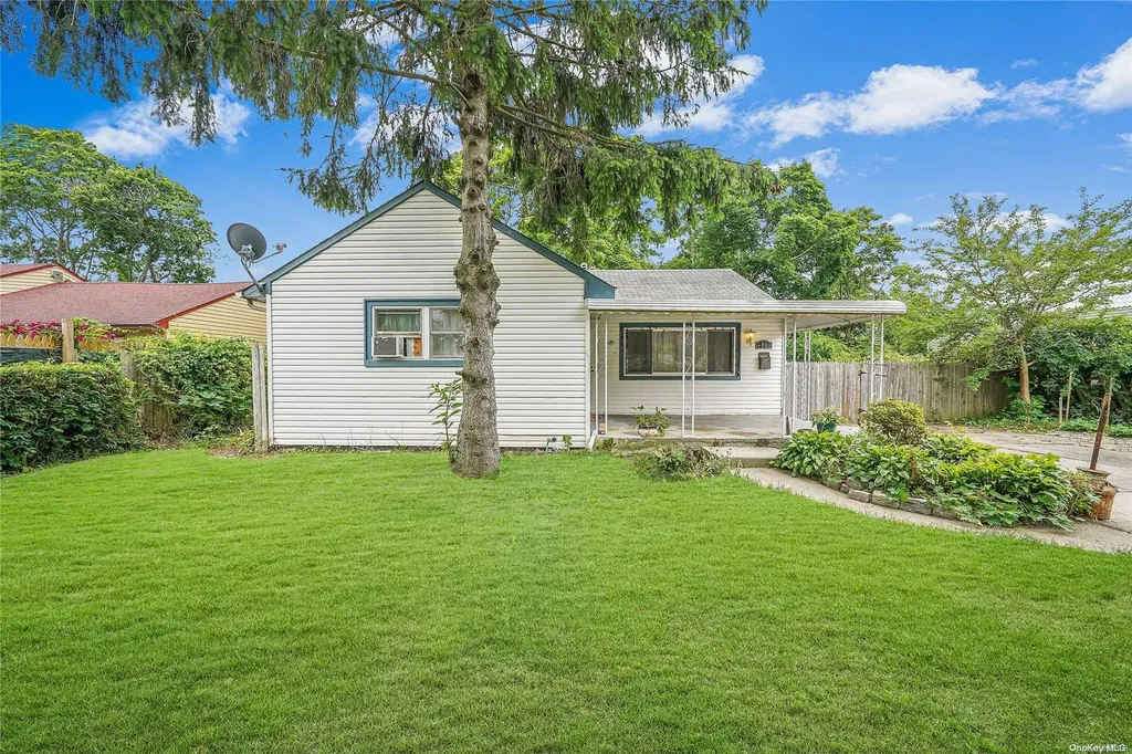 50 E Maple Street Central Islip NY 11722