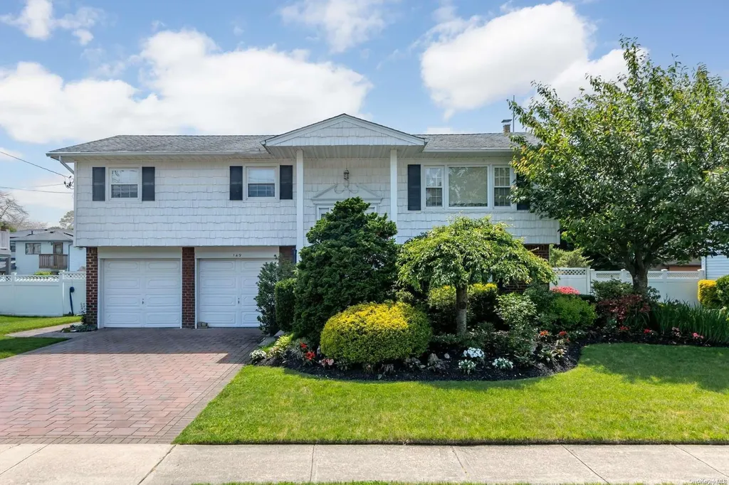 149 N Lewis Avenue Lindenhurst NY 11757