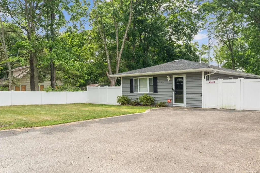 152 Patchogue Avenue Mastic NY 11950