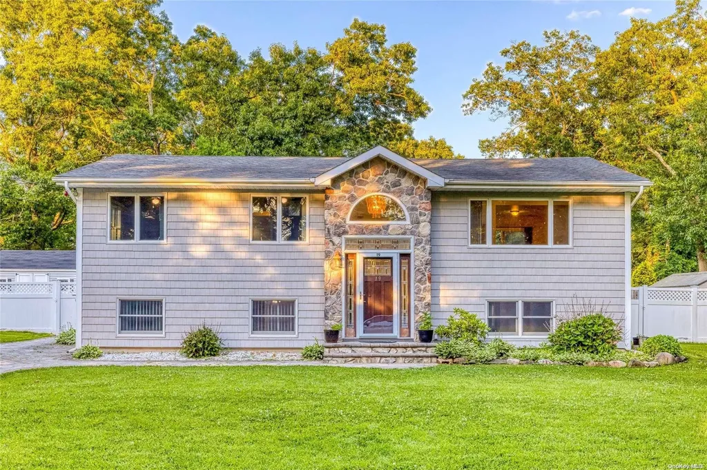 19 Newcomb Trail Ridge NY 11961