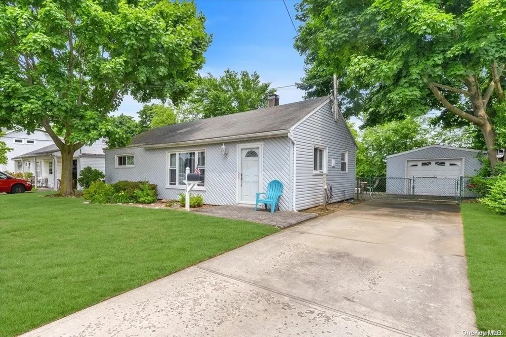 21 Ginny Lane Bethpage NY 11714