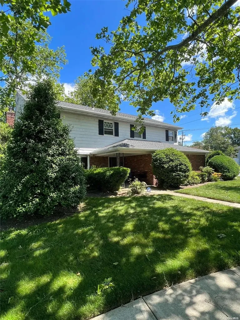 2 Delaware Circle Freeport NY 11520