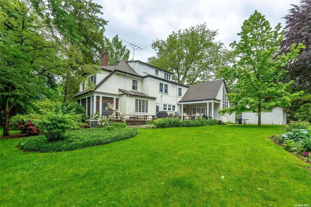 11 Hilltop Drive Great Neck NY 11021