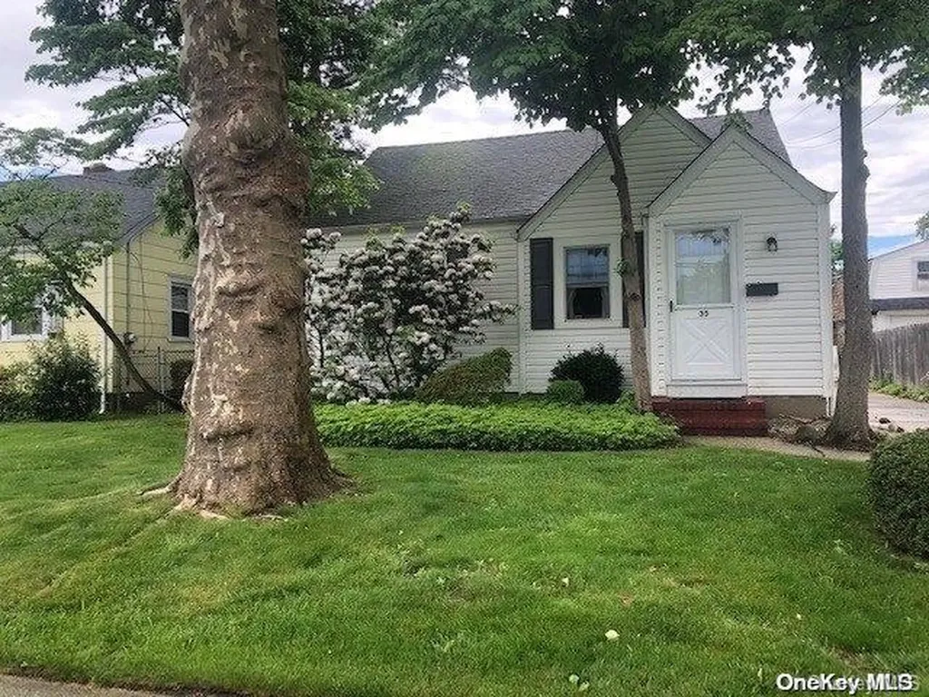 35 Lloyd Street New Hyde Park NY 11040