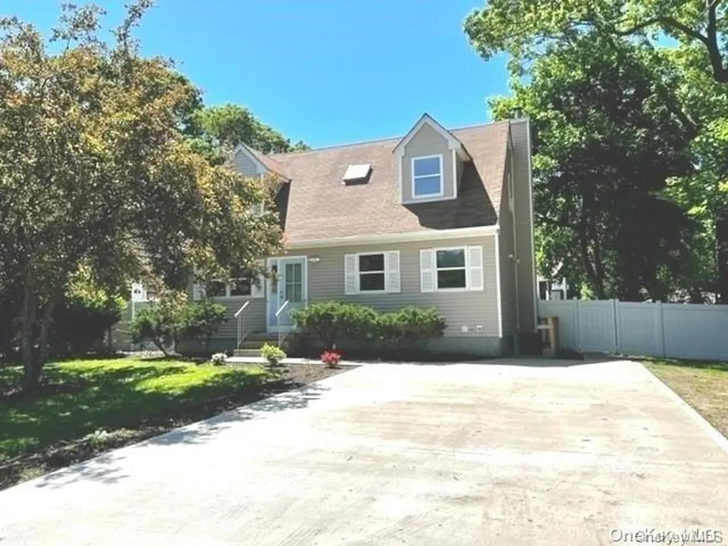 182 Patchogue Avenue Mastic NY 11950