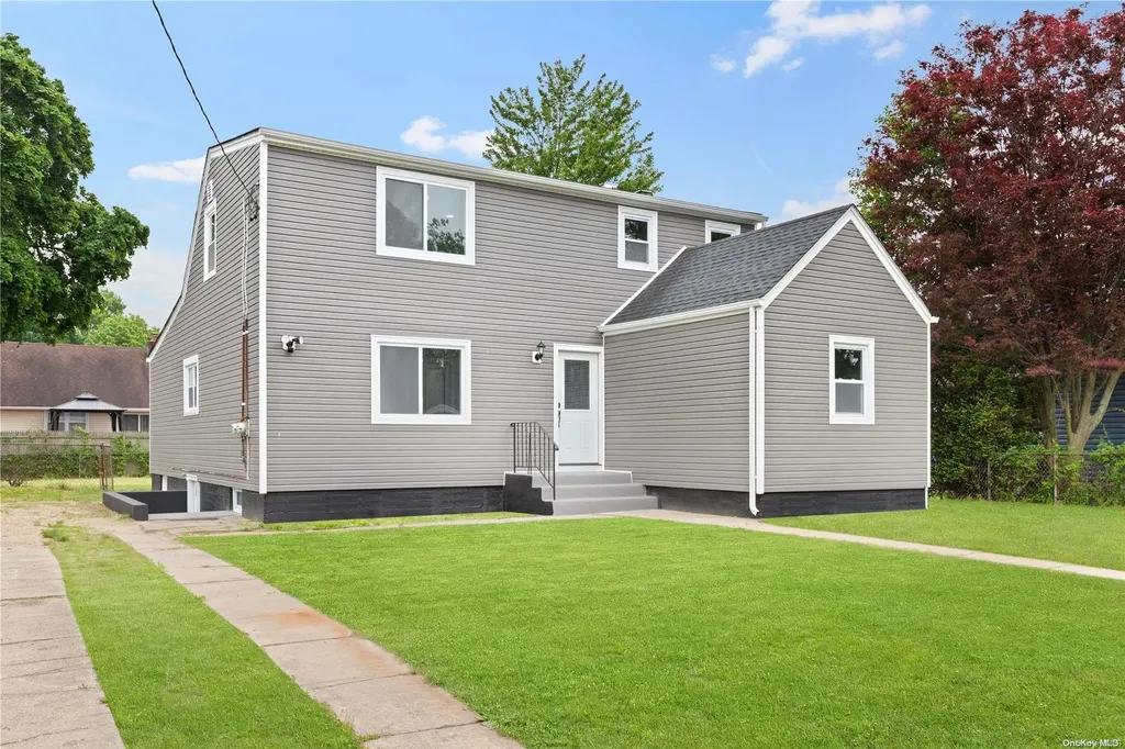 484 17th Street West Babylon NY 11704