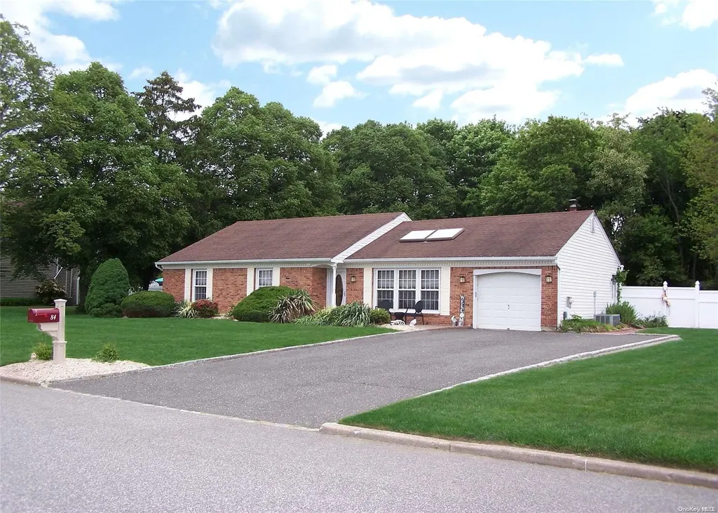 84 Manchester Lane Stony Brook NY 11790