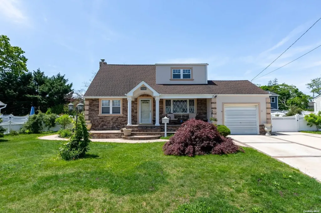 257 N Hamilton Avenue Lindenhurst NY 11757