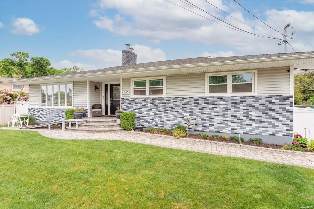247 Arnold Avenue West Babylon NY 11704