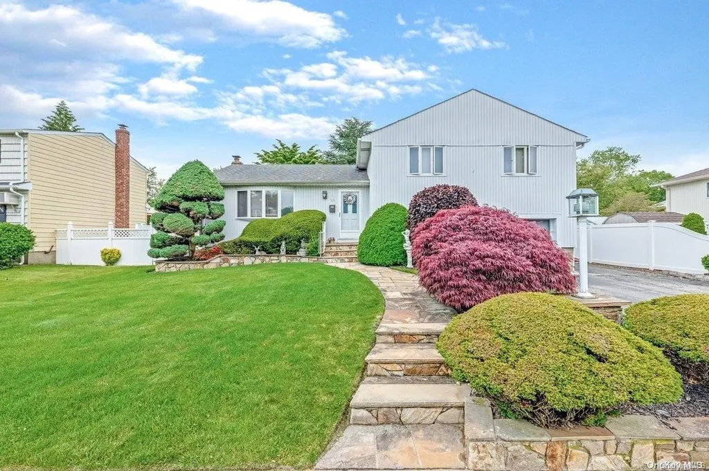 21 Thorpe Lane Plainview NY 11803