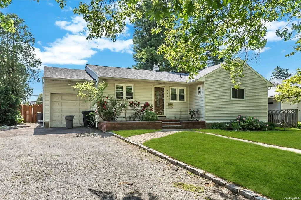 286 Manetto Hill Road Plainview NY 11803
