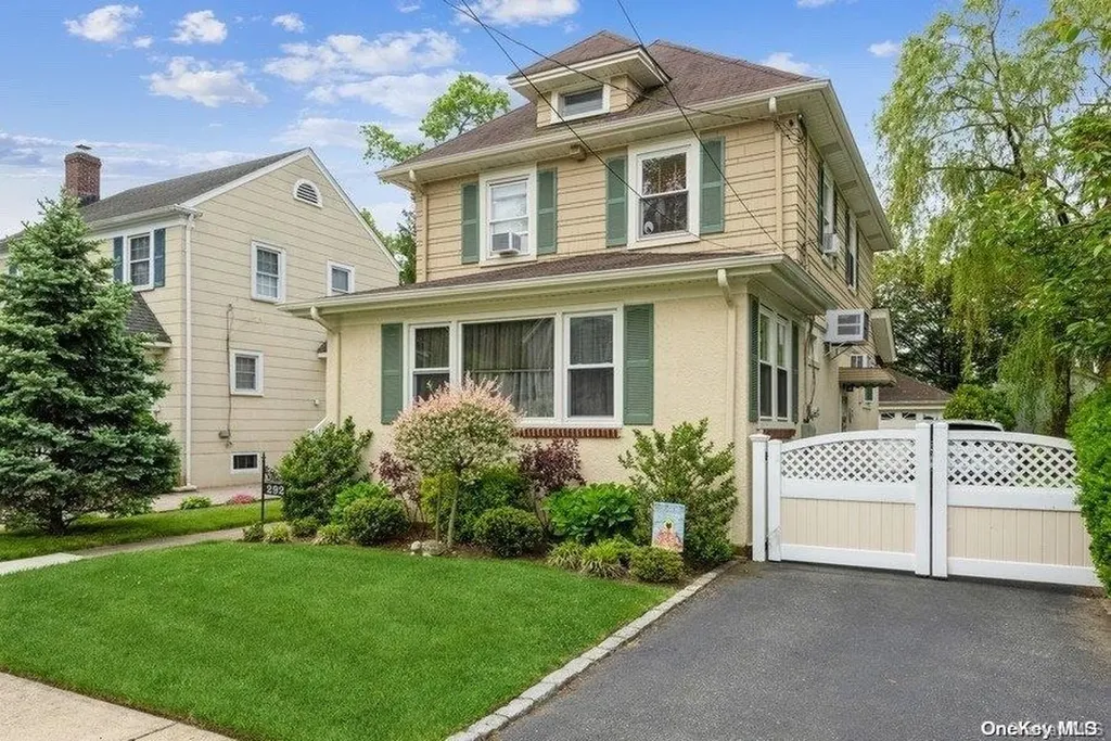 292 E Chester Street Valley Stream NY 11580