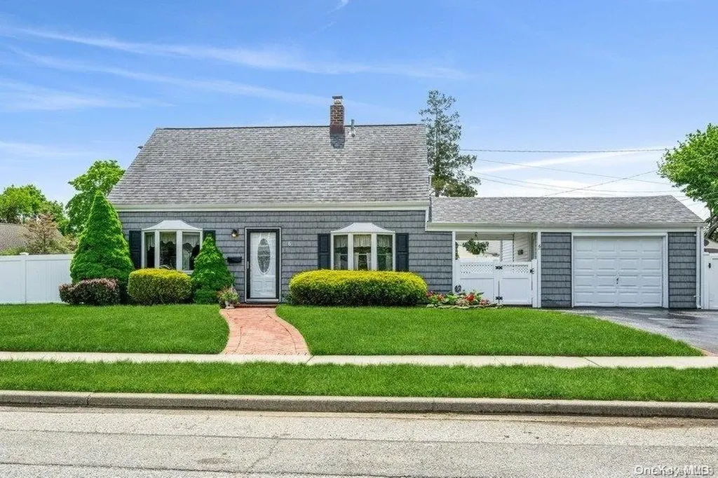 6 Peacock Lane Levittown NY 11756
