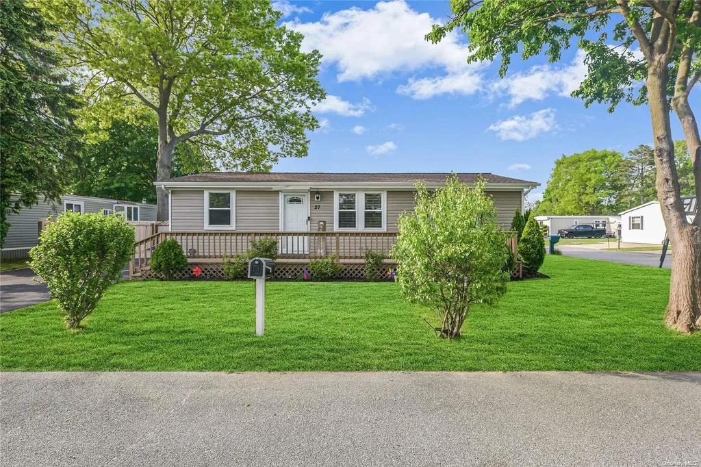 27 Daisy Drive Bohemia NY 11716